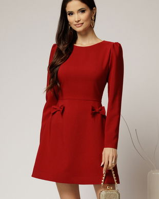 Rochie scurta bordo cu fusta tip A si fundite