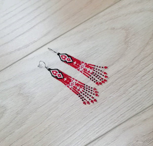 Cercei lungi cu margele tesute  inspiratie traditionala