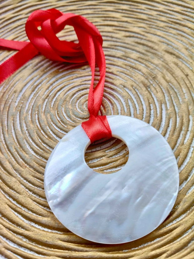 Pandantiv MARTISOR sidef natural alb & snur satin
