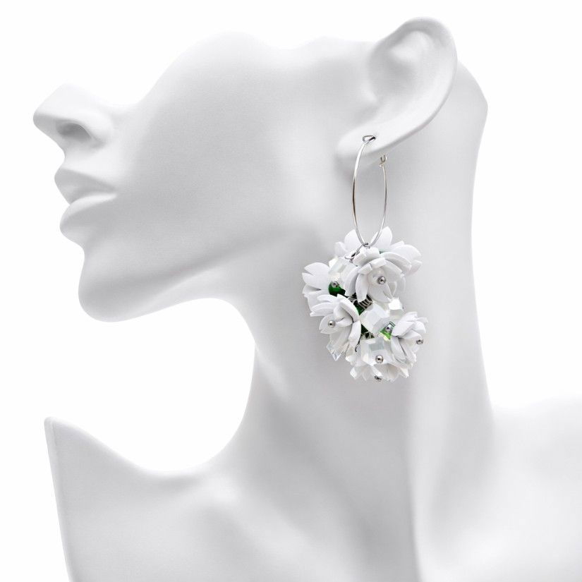 Cercei handmade, lungi cu flori albe (cod1392)