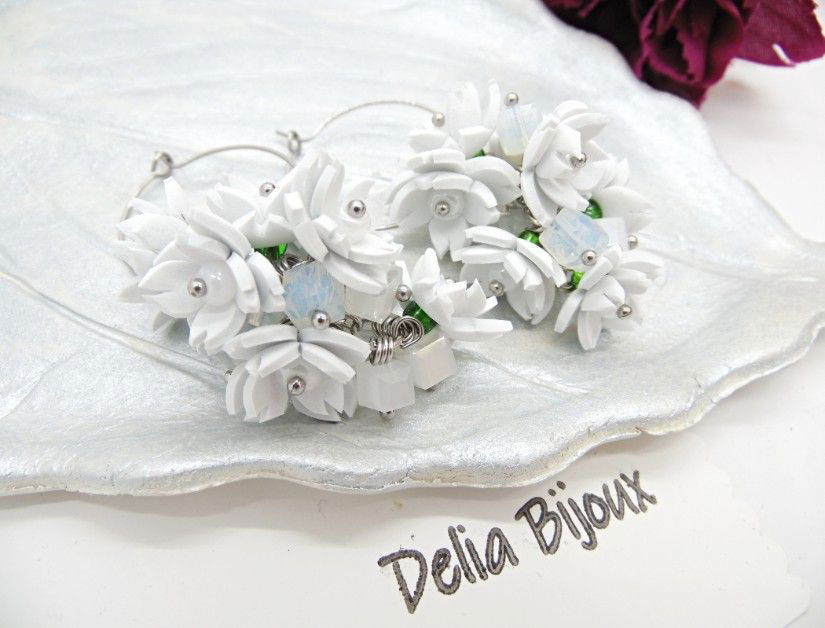 Cercei handmade, lungi cu flori albe (cod1392)