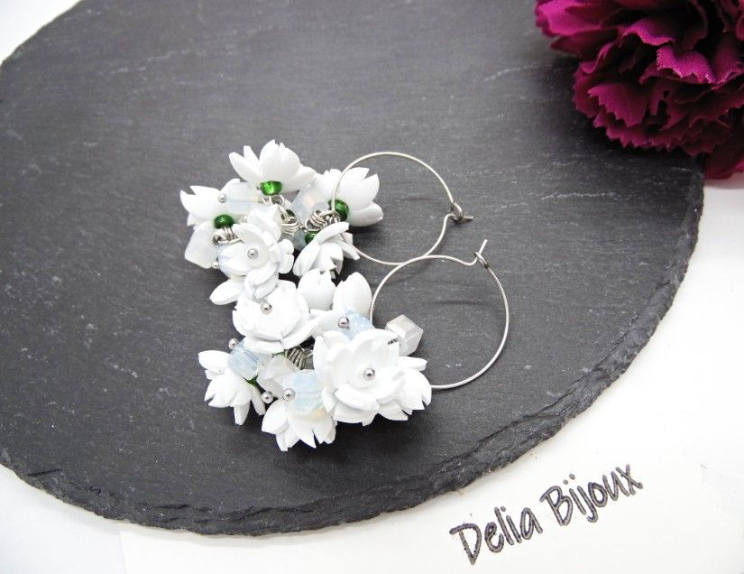 Cercei handmade, lungi cu flori albe (cod1392)