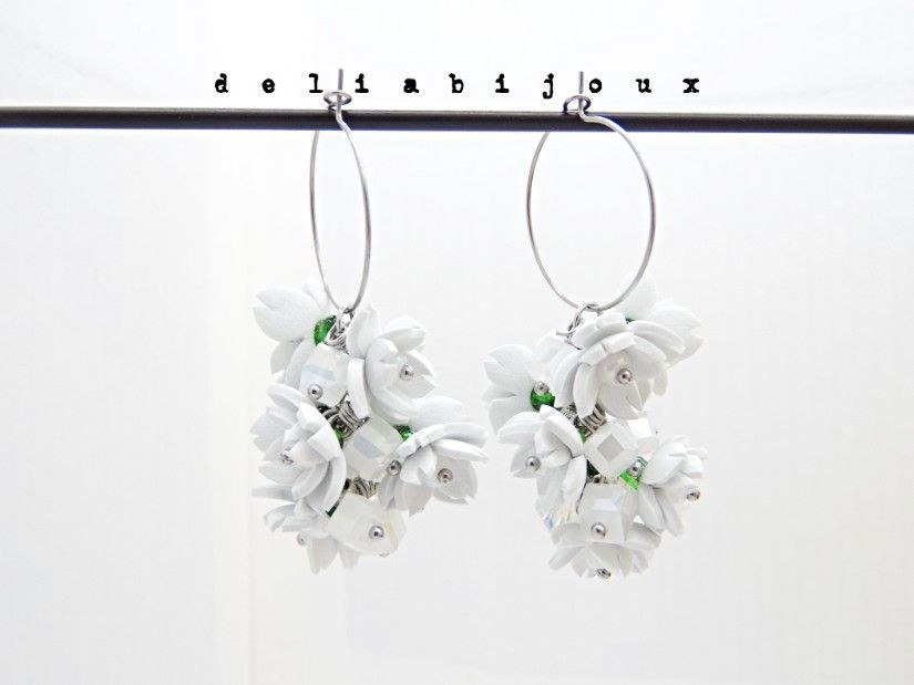 Cercei handmade, lungi cu flori albe (cod1392)