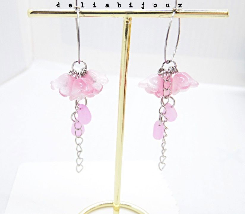 Cercei handmade, lungi cu flori de sticla roz (cod1395)