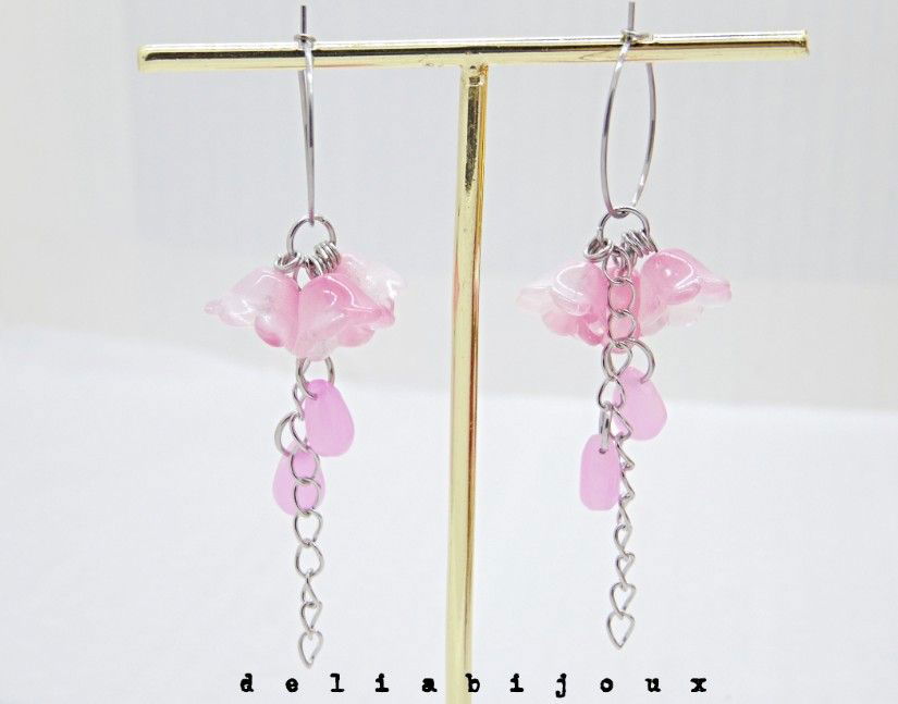 Cercei handmade, lungi cu flori de sticla roz (cod1395)