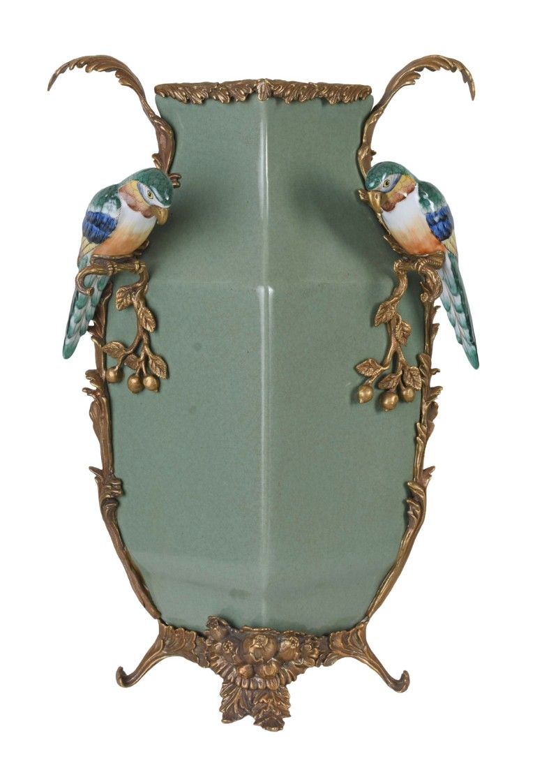 Vaza din portelan cu decoratiuni din bronz