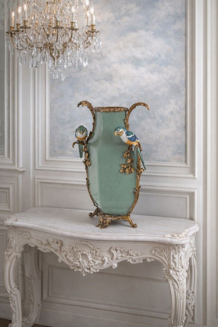 Vaza din portelan cu decoratiuni din bronz