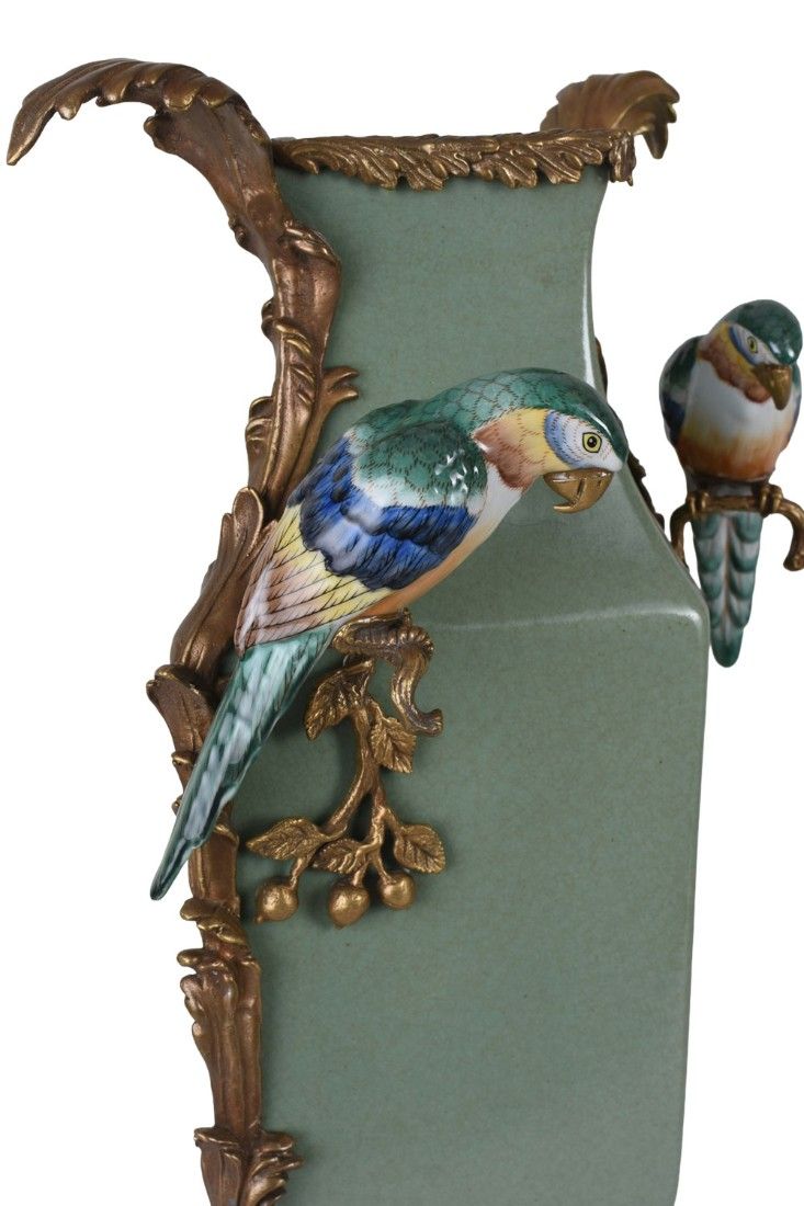 Vaza din portelan cu decoratiuni din bronz