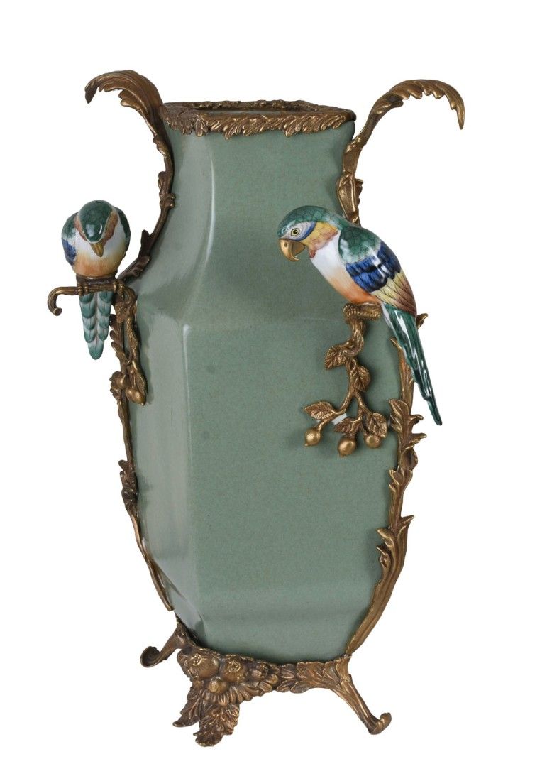 Vaza din portelan cu decoratiuni din bronz