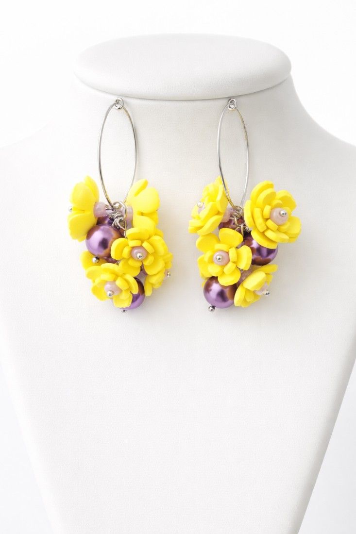 Cercei handmade, lungi cu flori galbene si perle (cod1397)