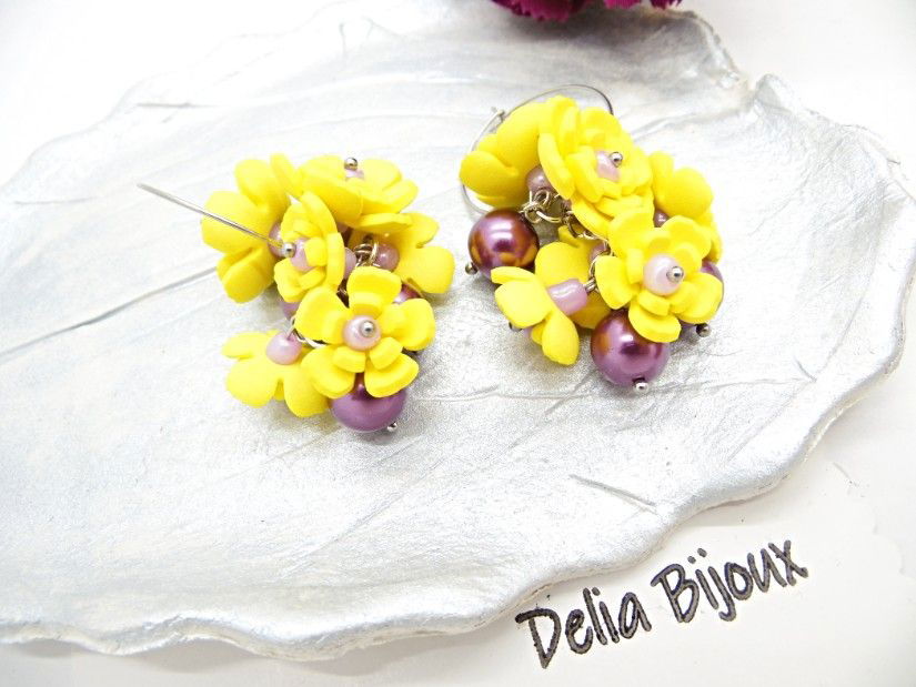 Cercei handmade, lungi cu flori galbene si perle (cod1397)