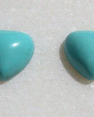 (2 bucati) Cabochon inimioara din turcoaz reconstituit aprox 12x12x5 mm