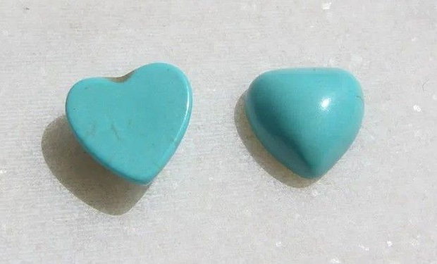 (2 bucati) Cabochon inimioara din turcoaz reconstituit aprox 12x12x5 mm