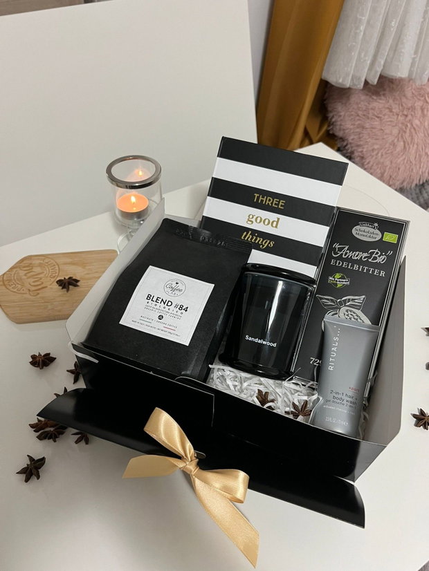 Set cadou pentru bărbați Gentleman Black | cafea premium, gel de duș Rituals, lumânare și ciocolată neagră