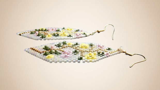 Cercei handmade Flori brodate 3D cu liană aurie