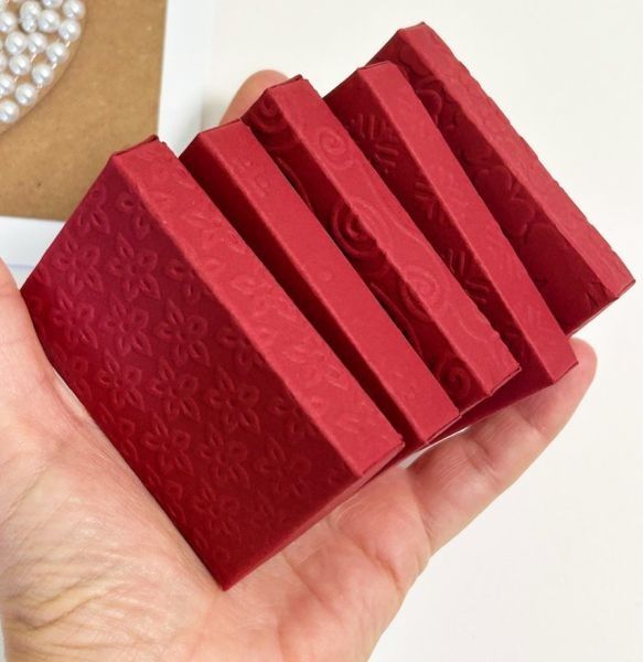 Cutiute cu capac embosat