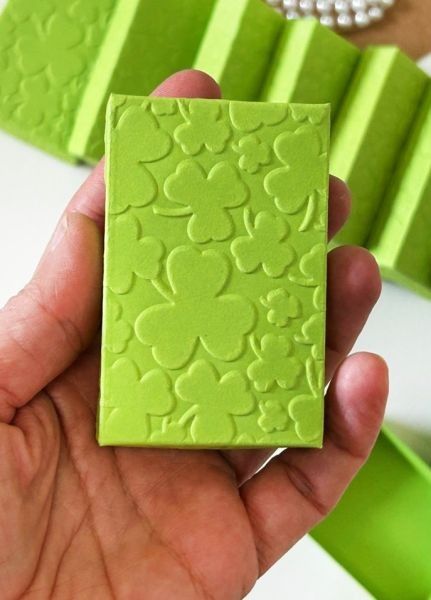 Cutiute cu capac embosat