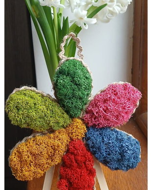 Floare decorativă din lemn cu licheni, diametru 15 cm, joc vibrant de culori