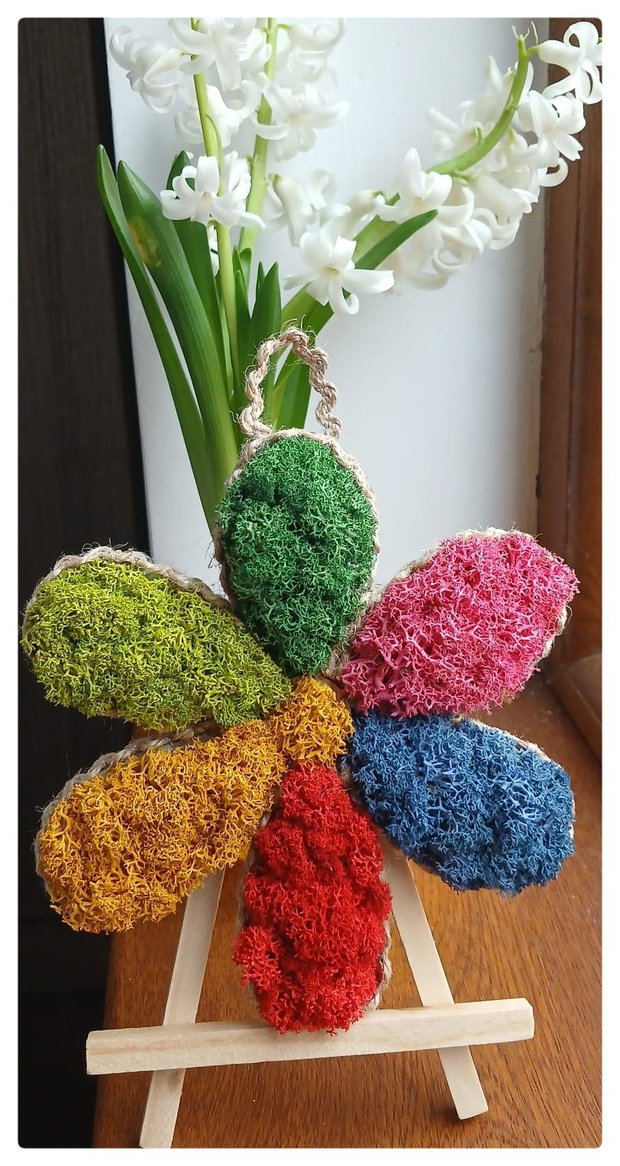 Floare decorativă din lemn cu licheni, diametru 15 cm, joc vibrant de culori