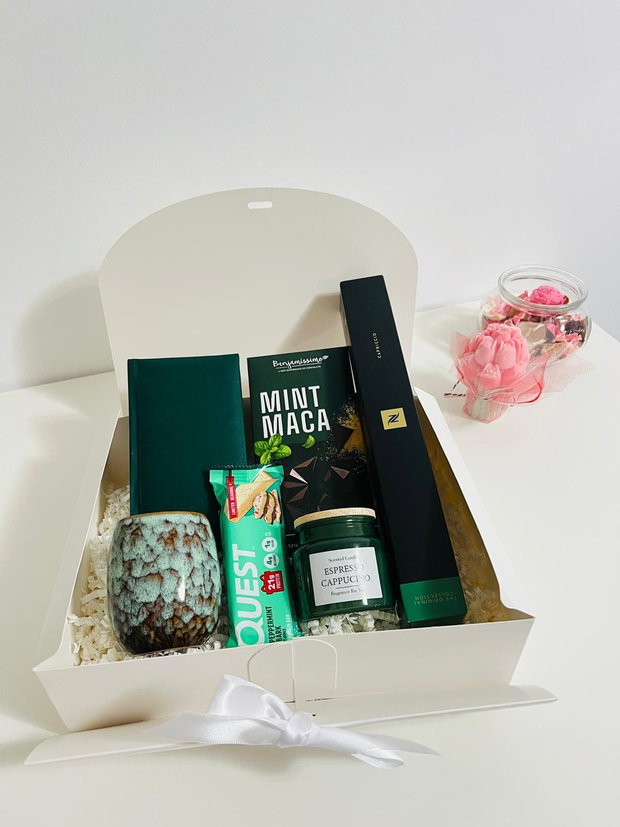 Set cadou Green Mint, cu capsule Nespresso, ciocolată cu mentă, baton proteic cu aromă de mentă, mini agendă, lumânare espresso cappucino și pahar glazurat în stil japonez