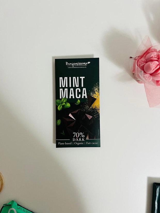 Set cadou Green Mint, cu capsule Nespresso, ciocolată cu mentă, baton proteic cu aromă de mentă, mini agendă, lumânare espresso cappucino și pahar glazurat în stil japonez