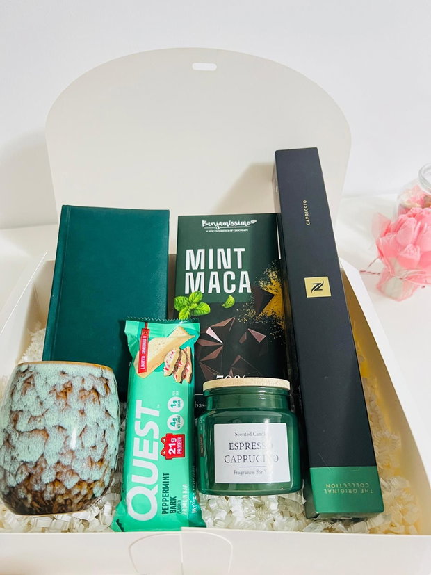 Set cadou Green Mint, cu capsule Nespresso, ciocolată cu mentă, baton proteic cu aromă de mentă, mini agendă, lumânare espresso cappucino și pahar glazurat în stil japonez