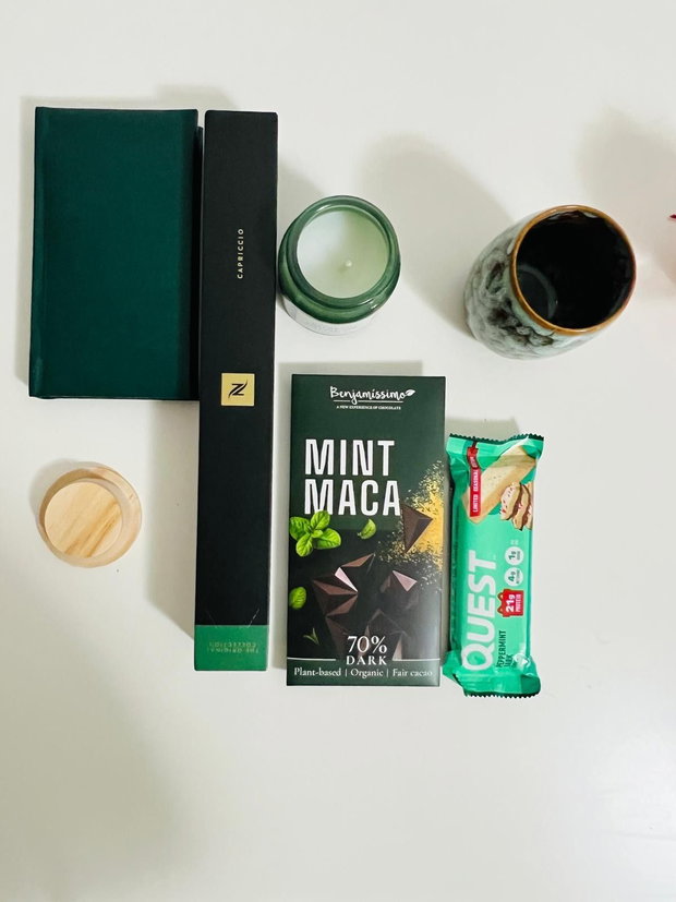 Set cadou Green Mint, cu capsule Nespresso, ciocolată cu mentă, baton proteic cu aromă de mentă, mini agendă, lumânare espresso cappucino și pahar glazurat în stil japonez