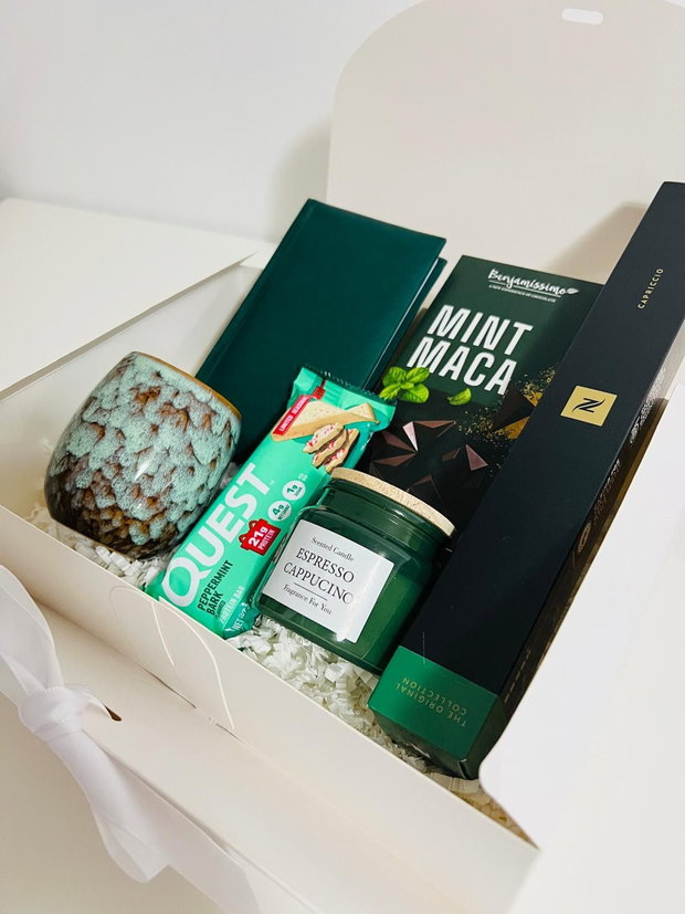 Set cadou Green Mint, cu capsule Nespresso, ciocolată cu mentă, baton proteic cu aromă de mentă, mini agendă, lumânare espresso cappucino și pahar glazurat în stil japonez