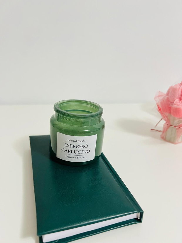 Set cadou Green Mint, cu capsule Nespresso, ciocolată cu mentă, baton proteic cu aromă de mentă, mini agendă, lumânare espresso cappucino și pahar glazurat în stil japonez