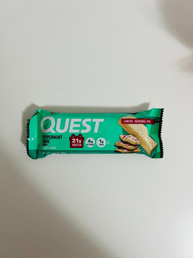 Set cadou Green Mint, cu capsule Nespresso, ciocolată cu mentă, baton proteic cu aromă de mentă, mini agendă, lumânare espresso cappucino și pahar glazurat în stil japonez