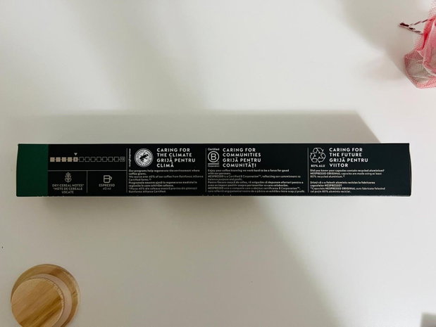 Set cadou Green Mint, cu capsule Nespresso, ciocolată cu mentă, baton proteic cu aromă de mentă, mini agendă, lumânare espresso cappucino și pahar glazurat în stil japonez