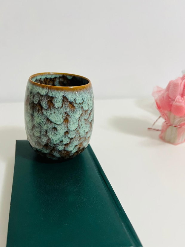 Set cadou Green Mint, cu capsule Nespresso, ciocolată cu mentă, baton proteic cu aromă de mentă, mini agendă, lumânare espresso cappucino și pahar glazurat în stil japonez