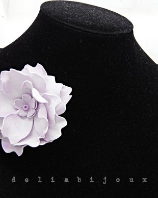 Broșă floare lila  delicată, ușoară, perfectă pentru orice anotimp (cod1399)