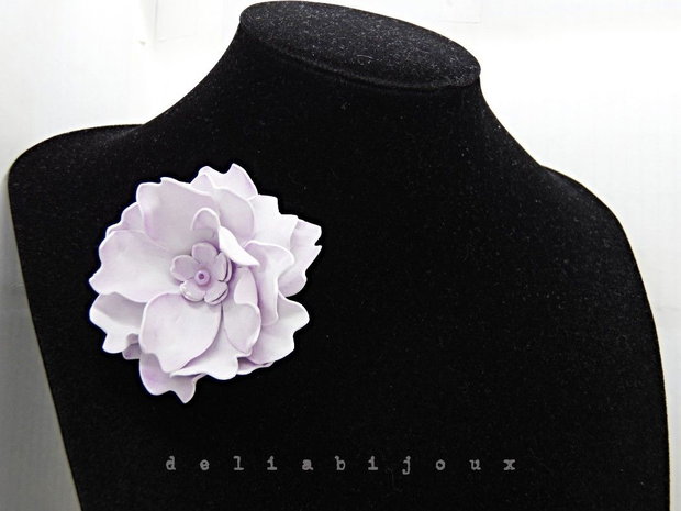 Broșă floare lila delicată, ușoară, perfectă pentru orice anotimp (cod1399)