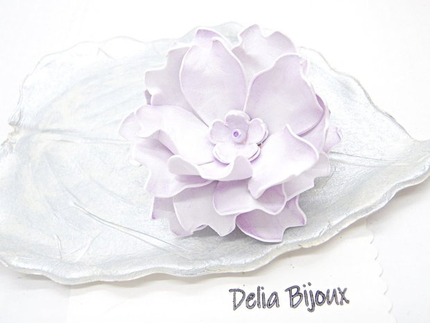 Broșă floare lila delicată, ușoară, perfectă pentru orice anotimp (cod1399)
