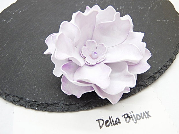 Broșă floare lila delicată, ușoară, perfectă pentru orice anotimp (cod1399)