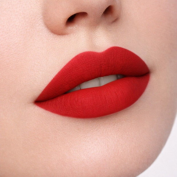 Ruj lichid mat roșu intens 24H waterproof, rezistent la transfer, ambalaj elegant tip stiletto, ușor de aplicat, nu usucă buzele