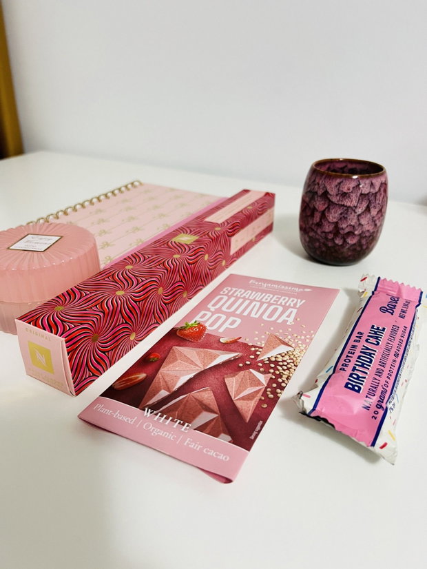 Set cadou Birthday cake cu capsule Nespresso, ciocolată cu quinoa și căpșuni, baton proteic cu aromă de tort, agendă, lumânare și pahar glazurat în stil japonez