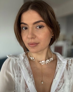 Colier cu flori albe model deosebit