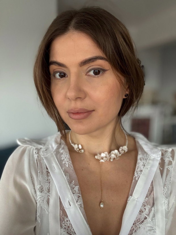 Colier cu flori albe model deosebit