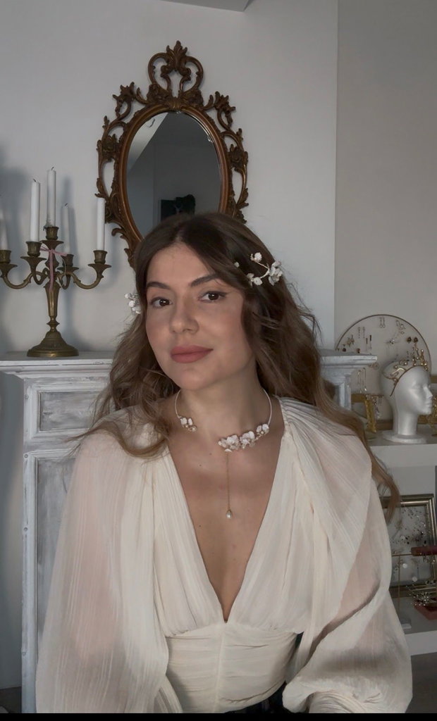 Colier cu flori albe model deosebit