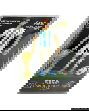 Figurina Fotbal World Cup 2026, 10 cm &ndash; Jucarie Fotbalist cu Trofeu si Minge