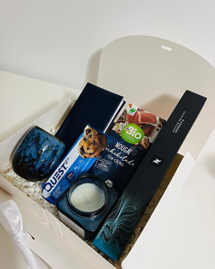 Set cadou Blueberry, cu capsule Nespresso, ciocolată nuga, baton proteic cu aromă de afine, mini agendă, lumânare afine și pahar glazurat în stil japonez