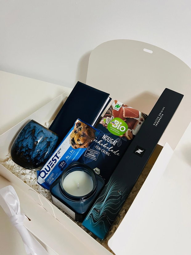 Set cadou Blueberry, cu capsule Nespresso, ciocolată nuga, baton proteic cu aromă de afine, mini agendă, lumânare afine și pahar glazurat în stil japonez