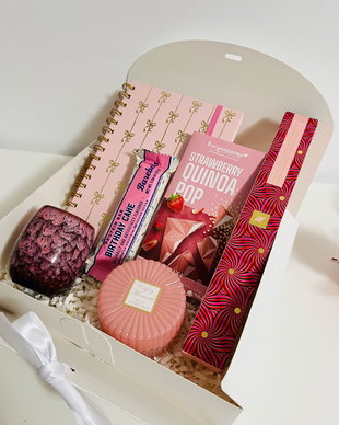Set cadou Birthday cake cu capsule Nespresso, ciocolată cu quinoa și căpșuni,  baton proteic cu aromă de tort, agendă, lumânare și pahar glazurat în stil japonez