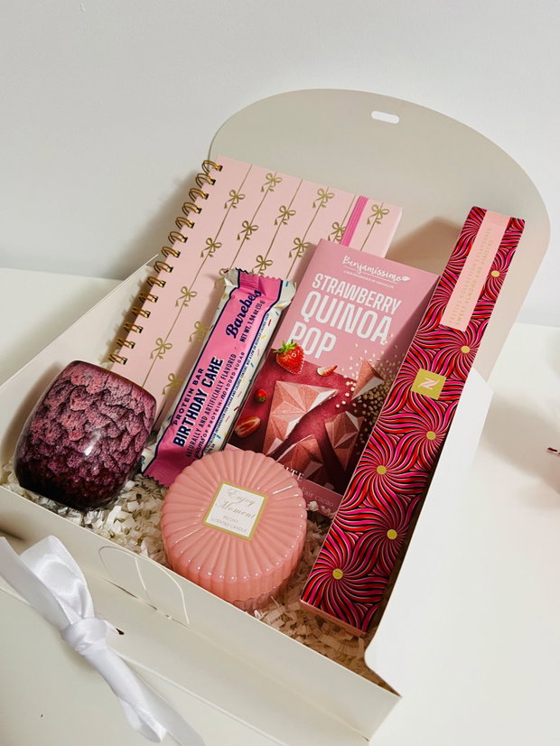 Set cadou Birthday cake cu capsule Nespresso, ciocolată cu quinoa și căpșuni, baton proteic cu aromă de tort, agendă, lumânare și pahar glazurat în stil japonez