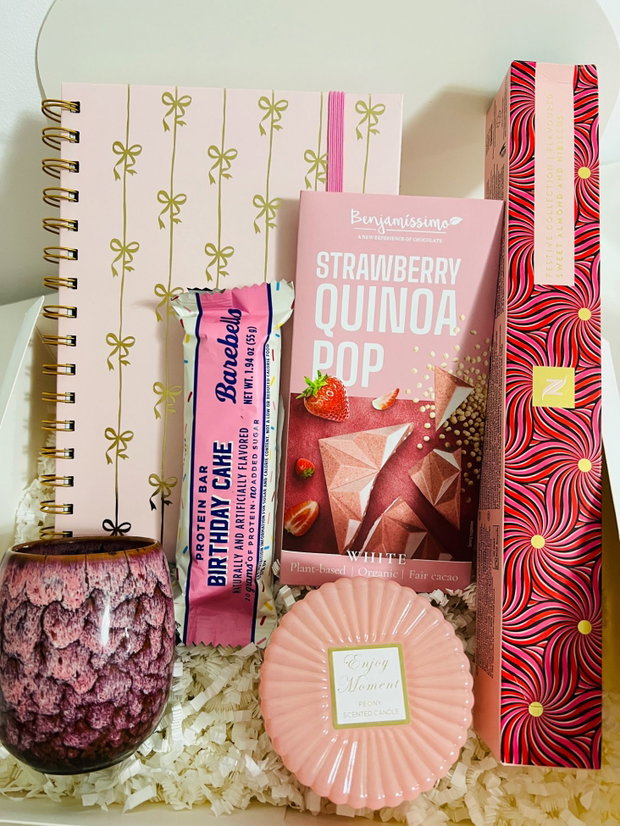 Set cadou Birthday cake cu capsule Nespresso, ciocolată cu quinoa și căpșuni, baton proteic cu aromă de tort, agendă, lumânare și pahar glazurat în stil japonez