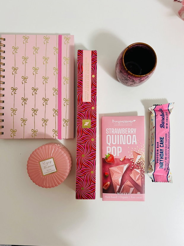 Set cadou Birthday cake cu capsule Nespresso, ciocolată cu quinoa și căpșuni, baton proteic cu aromă de tort, agendă, lumânare și pahar glazurat în stil japonez