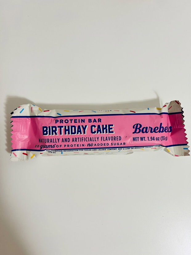 Set cadou Birthday cake cu capsule Nespresso, ciocolată cu quinoa și căpșuni, baton proteic cu aromă de tort, agendă, lumânare și pahar glazurat în stil japonez