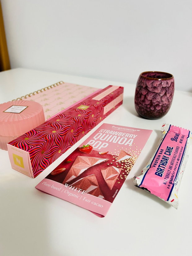 Set cadou Birthday cake cu capsule Nespresso, ciocolată cu quinoa și căpșuni, baton proteic cu aromă de tort, agendă, lumânare și pahar glazurat în stil japonez